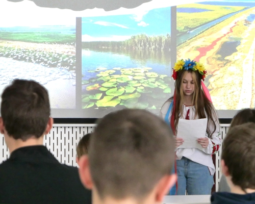 Des élèves ukrainiens présentent leur pays aux 9CO à Vouvry